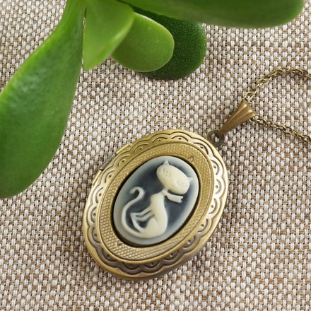 Медальон Камея Кошка ivory on black