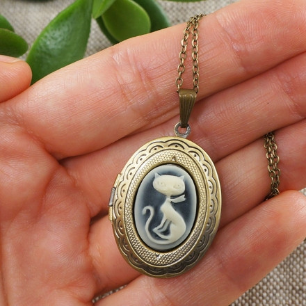 Медальон Камея Кошка ivory on black