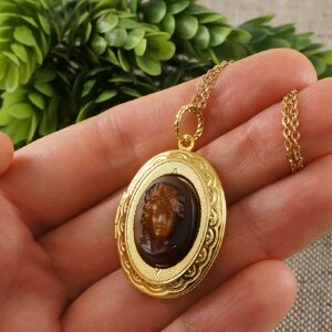 Медальон Камея шоколадно-коричневая Дама из стекла gold