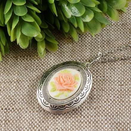 Медальон Камея Роза розовая на белом antique silver