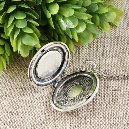 Медальон Камея Роза розовая на белом antique silver