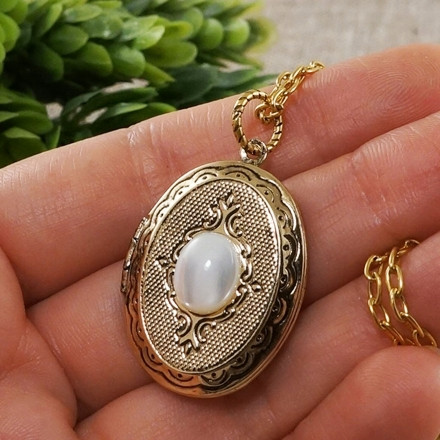 Медальон овальный Белый Перламутр antique gold