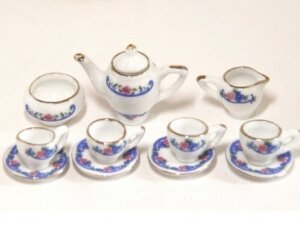 Кукольный сервиз с розово-синим узором